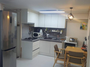 Convenient location 3-person room with living room and 2 bedrooms, 600 meters from Bogukmun Station, 5 stops to SNU Bundang Hospital, close to Korea University
